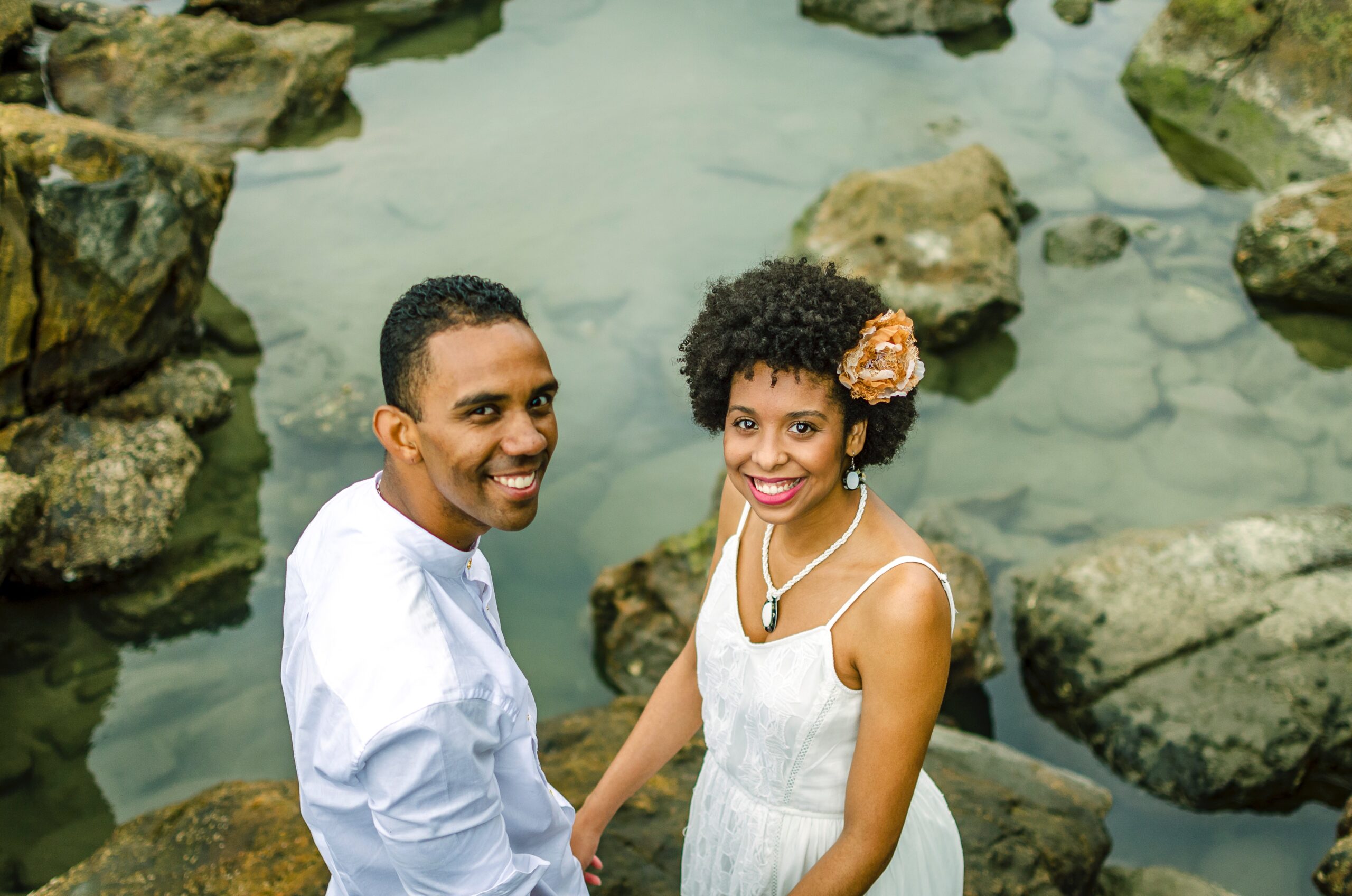 smiling-couple-dressed-in-white